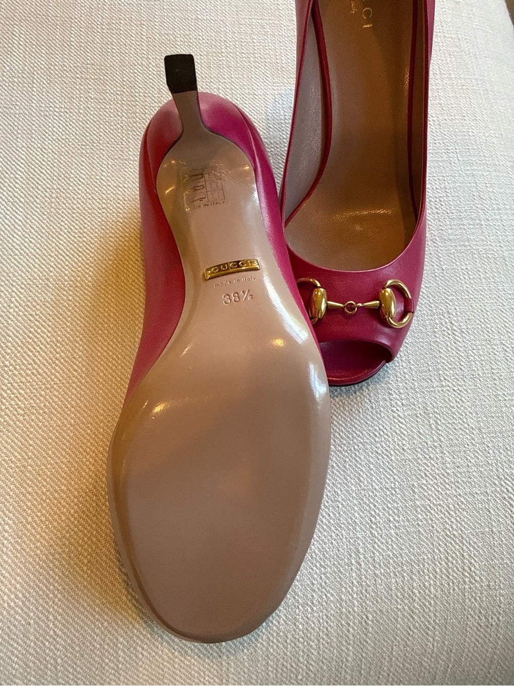 Gucci Fuchsia Leather Peep-Toe Pumps with Gold Horsebit - Picture 2 of 2